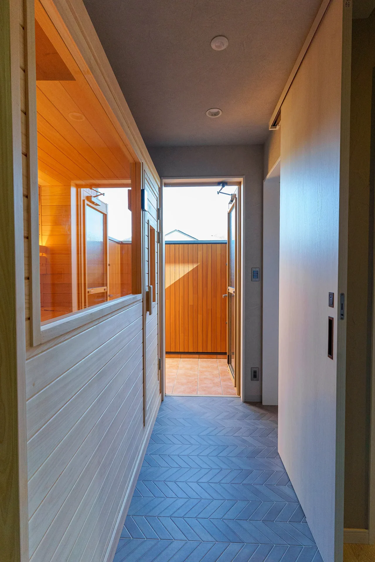 プライベート空間のガラス窓サウナ