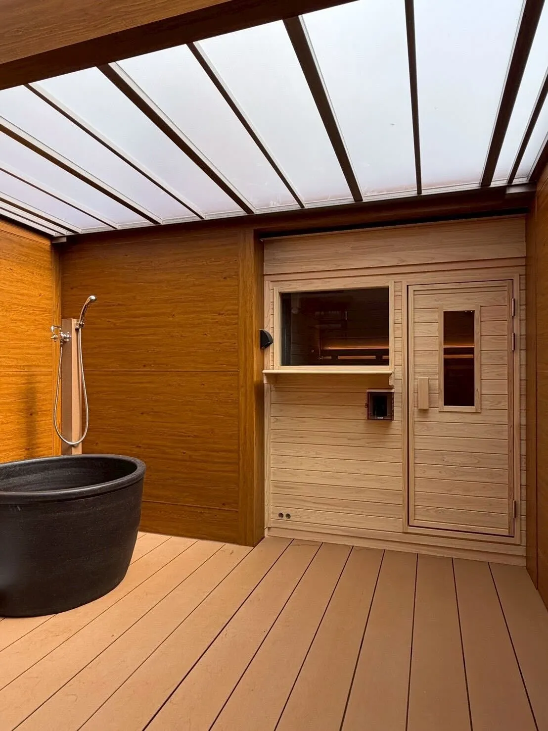 こだわりを凝縮した3~4人用屋外サウナ